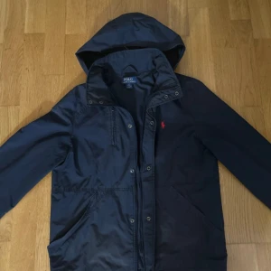 Ralph lauren jacka - Riktigt stilig ralph lauren sommarjacka, marinblå, bara att skriva vid intresse!👌
