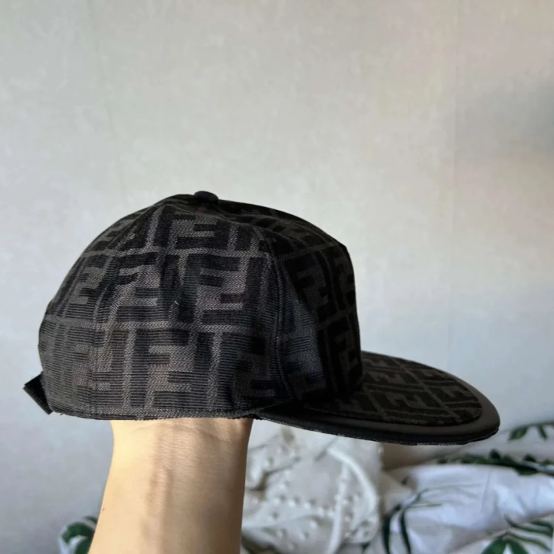 Svart keps från Fendi