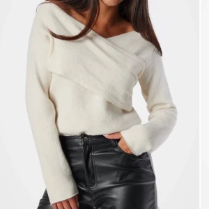 Vit offshoulder tröja - Snygg vit offshoulder tröja med lång ärm och en unik omlott-design. Helt oanvänd, säljer pga att den är liten