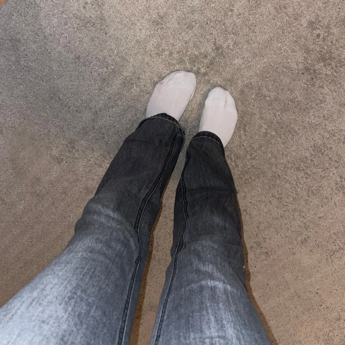 säljer utsvängda jeans - 2