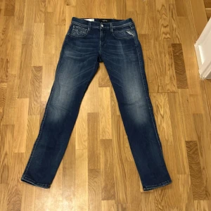 Blå jeans från Replay - As snygga mörkblå jeans från Replay i modellen Anbass. Helt perfekta nu till våren. Nypris 1299kr. Hör av er vid frågor och funderingar!