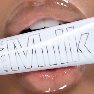 Milk Makeup läppglans - Milk makeup läppglans, endast öppnad och testad en gång (säljer pga att det har en mint doft vilket är något som jag har svårt för) Noga rengjort och kommer i orginal förpackning. Nypris 250kr🩵