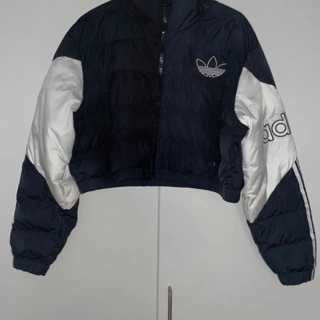 Svart och vit pufferjacka från Adidas