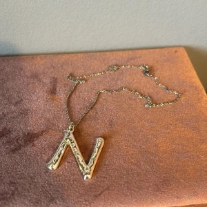 Halsband - Berlocken är från pilgrim, pris kan diskuteras!!!