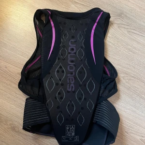 Ryggskydd dam - Ryggskydd till ex skidåkning. Använt men fortfarande i mycket gott skick. Rabatt vid köp av flera varor!