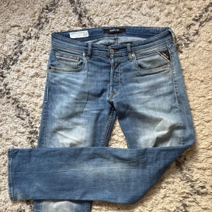 Blå jeans från Replay - Snygga blå jeans från Replay i modellen Grover. De har en klassisk femficksdesign med dragkedja och knapp framtill. Jeansen har en lätt tvättad look som ger en avslappnad stil. Vid frågor är det bara skicka i dm,Priset kan diskuteras vid snabb affär!! Mvh Liam!!!