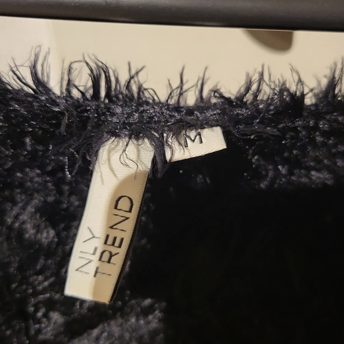 Svart fluffig tröja från NLY Trend - 1