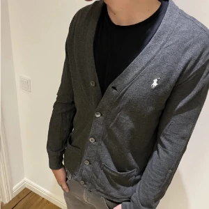 Ralp lauren cardigan - Tjena säljer nu min Ralp lauren cardigan då jag inte använder den med. Skriv för mer frågor