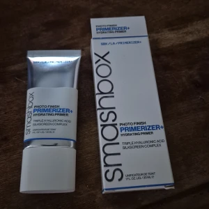 Smashbox Photo Finish Primerizer+ Hydrating Primer - Smashbox Photo Finish Primerizer+ är en återfuktande primer med trippel hyaluronsyra och silkscreen-komplex. Perfekt för att förbereda huden innan smink och ge en jämn finish.