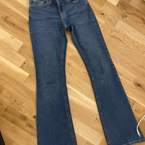 Blå jeans från Perfect Jeans - Snygga blå jeans från Perfect Jeans i storlek 34. De har en klassisk femficksdesign och en bootcut-stil som ger en tidlös look. Perfekta för en avslappnad stil.