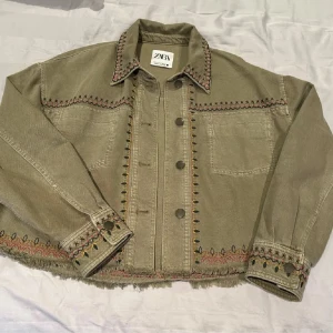 Jeansjacka från Zara - Snygg jeansjacka från Zara med broderade detaljer 