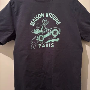 Mörkblå t-shirt från Maison Kitsuné - Snygg svart t-shirt från Maison Kitsuné. Ny pris 1499 mitt pris 599
