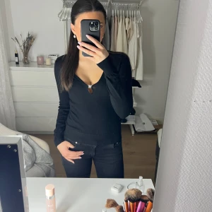 Dolce & Gabbana tröja - Dolce & Gabbana tröja, står L i storlek på tröjan med den passar mig bra som är i storlek XS/S normalt, köpt för länge sen