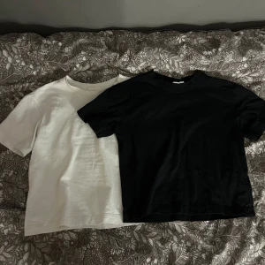 Gina tricot toppar - Säljer dessa två t-shirtar från Gina tricot pågrund av att de inte kommer till användning ❤️