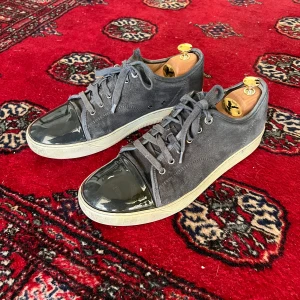 Lanvin sneakers storlek 43 - Lanvin sneakers storlek EU 43 / UK 9. Använder dem aldrig. De är i mycket bra skick. Har alltid förvarat dem i skoblock så de håller formen bra :)