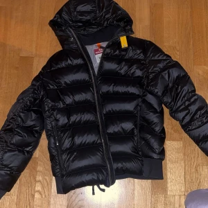 Svart pufferjacka från Parajumpers - Säljer nu min parajumper jacka som knappt är använd. Köpte på johnells för ungefär 2 månader sen, men har köpt en ny jacka så vill bli av med denna. 