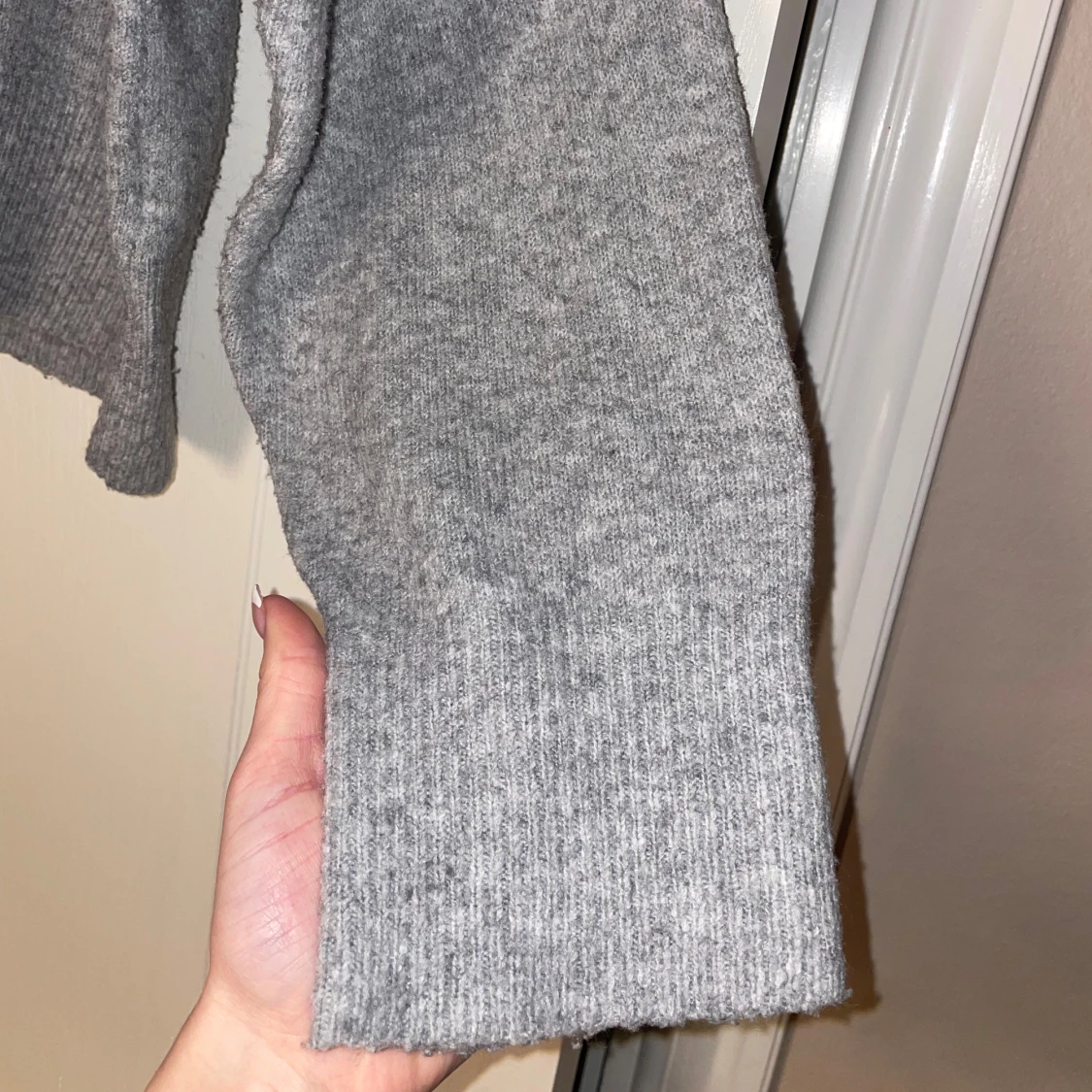 Grå stickad tröja från Stories - 2