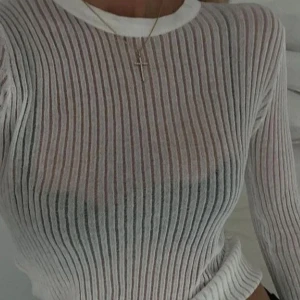 Vit ribbad långärmad tröja - Vit ribbad långärmad halvt genomskinlig tröja som endast används en gång och som är så gott som i nyskick!☺️Kommer från Zara och är i storlek S 😙😙