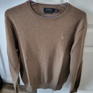 Ralph lauren stickad tröja i merinoull  - Mycket fint skick, size M fits S modell 180 63 kg. 100% merino ull. Prioritet till bundle och billigare priser. Följare får 15% rabbat