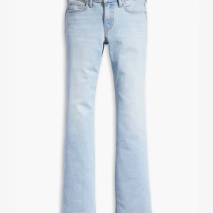 Ljusblå jeans från Levi's - Snygga ljusblå jeans från Levi’s i modellen Low Bootcut. Storlek: W27 L32. Passar mig som är 163 och har 36-38 i storlek. Nypris 879kr. Sparsamt använda. Hör av dig vid intresse!🩵🩵