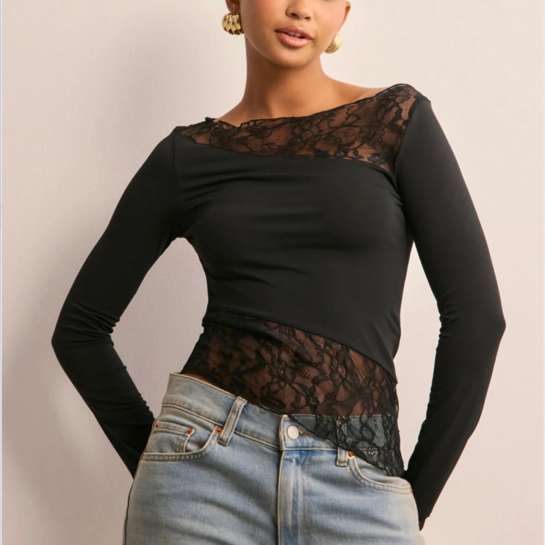 Svart topp med spets