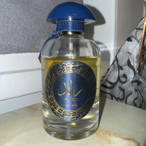 Lattafa LUXE - Bara testad, fruktiga toppnoter, musk och oud, väldigt unik doft