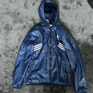Blå vindjacka från Adidas - Nästan aldrig använd, bra när det är vindigt