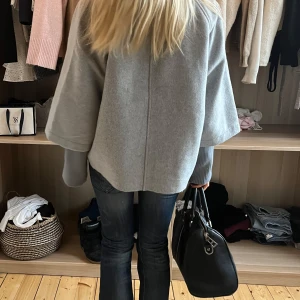 Grå kappa - Säljer en grå kappa ifrån Tom tailor. Kappan har en lös passform och trekvartsärmar. Skriv vid frågor eller intresse🩷