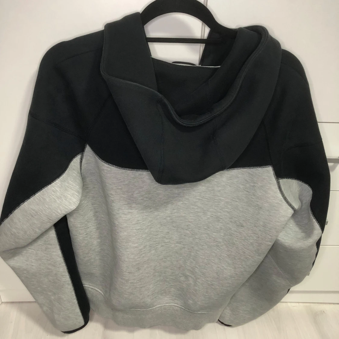 Svart och grå nike tech zip hoodie - 1