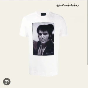 Vit Tshirt från Limitato  - Säljer en exklusiv Limitato T-shirt, en av endast 1 500 exemplar. Aldrig använd, fortfarande i originalbox med certifikat. Nypris var 1 600 kr. Otroligt bra kvalite på materialet.   Pris: 1 099 kr. Skicka PM vid intresse!  