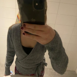 & Other Stories omlottkofta - Jag säljer denna söta omlottkofta som inte kommer till användning, är i fint skick!! Skriv gärna prisförslag☺️
