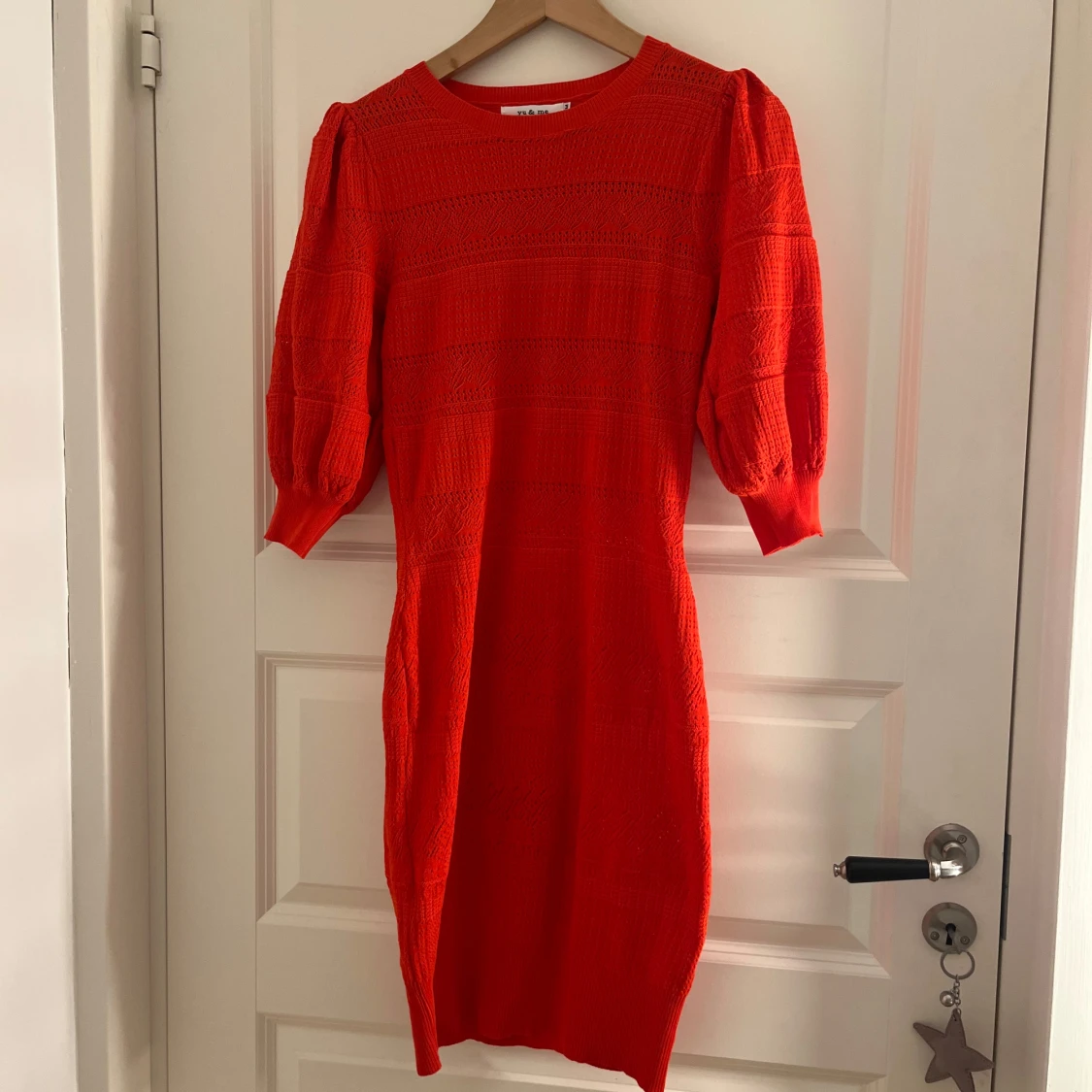Röd stickad klänning