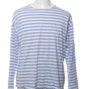 Randig långärmad tröja från Junkyard - Säljer en stilren randig tröja från Junkyard i blått och vitt. Tröjan är tillverkad i 100% bomull och har långa ärmar. Perfekt för en avslappnad look. Hör av dig vid intresse! Superbra skick.