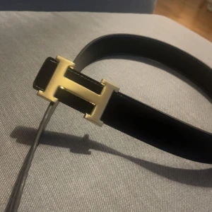 Bälte  - Säljes i nyskick ej använd. Kontakta för fler frågor. Köps genom vinted             Användarnamn- glass3451