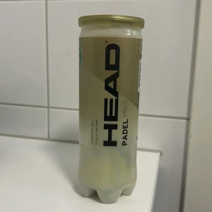 Padelbollar Head Padel Pro S - Säljer ett rör med Head Padel Pro S bollar. Perfekta för turneringsspel och designade för att öka spelets hastighet. Bollarna är gula och kommer i ett genomskinligt rör med lock. Använda 1 gång i Barcelona. 