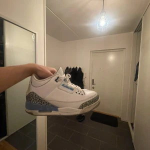 Air Jordan 3 retro - Säljer min Air jordan 3 retro,  blå och vit. 700kr men kan sänka det till 500kr 