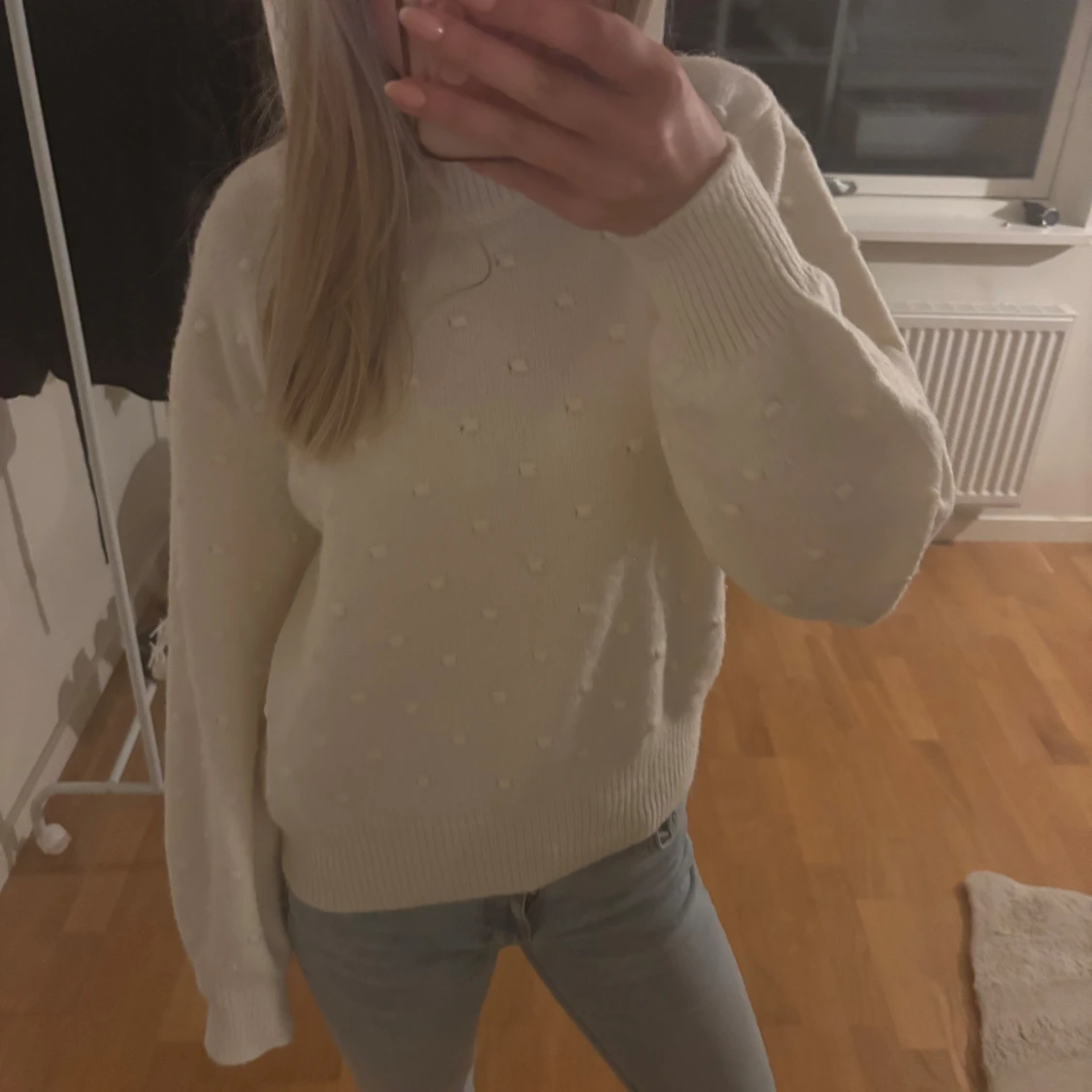 Vit stickad tröja med prickar