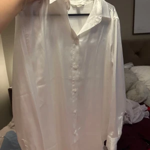 Vit blus från H&M - Säljer en stilren vit blus från H&M. 🤍