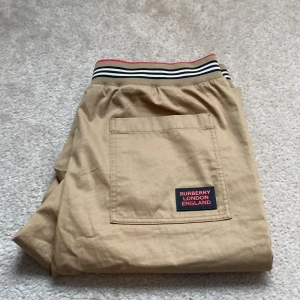 Säljer ett par beige bruna Burberry byxor  - Säljer ett par snygga Beige Bruna Burberry byxor  Pris kan diskuteras