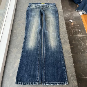Bootcut jeans - Snygga utsvängda jeans. Inerbenslängd- 83 midjehöjd- 18  midjemått rakt över- 32