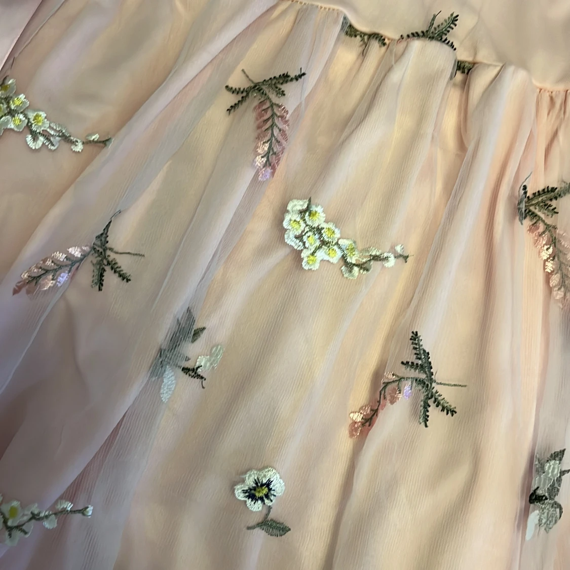 Rosa klänning med broderade blommor - 4