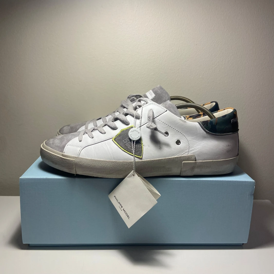 Vita sneakers från Philippe Model