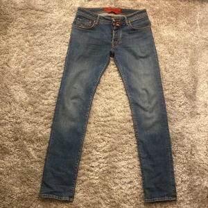 Jacob Cohen 622 - Säljer ett par riktigt feta Jacob Cohen jeans i modellen 622 slim fit. De är i väldigt fint skick 9/10 inga defekter. Skriv gärna över frågor och funderingar. 