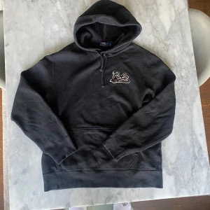 Svart Ralph Lauren hoodie  - Skick: 8/10  Märke: Ralph Lauren   Storlek: L  Färg: Svart  ✅Tar även byten på allt 