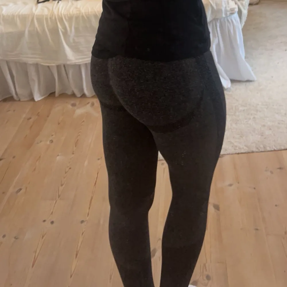 Gråa tränings tights som har skuggningar som gör att passformen på dessa är sjukt bra 😊💗. Farkut & Housut.