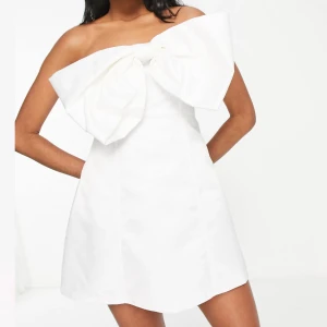 Vit klänning  - Prislappen kvar endast testad! (Nypris 800)💞