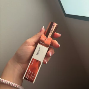 BeautyAct Contour Stick - Snygg contour stick från BeautyAct i en elegant roséguldig hylsa. Perfekt för att skapa definition och djup i ansiktet. Lätt att applicera och blanda ut för en naturlig look. Inte använd men den har nuddat locket det är därför den har en effekt på toppen. 