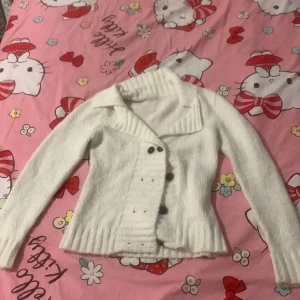 Vit kofta, SÄLJER ENDASR KOFTA!! - En söt mysig kofta som återigen bara säljer koftan och inga andra föremål på bilden | A cute cozy cardigan, once  again only selling the cardigan and no other items in the picture. Size S/M