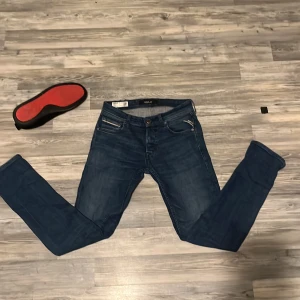 Blå jeans från Replay - Snygga blå jeans från Replay, modell Grover. De har en straight fit och klassisk femficksdesign. Perfekta för en avslappnad stil med en modern touch.