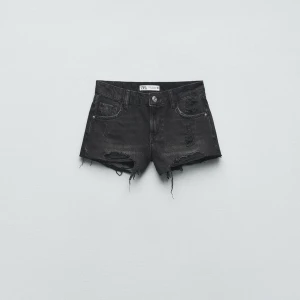 Svarta jeansshorts från Zara - Snygga svarta jeansshorts från Zara med slitna detaljer och fransig kant. Lågmidjade as feta shorts som inte säljs längre🔥 Skriv om frågor, säljer då de är för stora för mig! Pris går att diskuteras!!🩷🩷